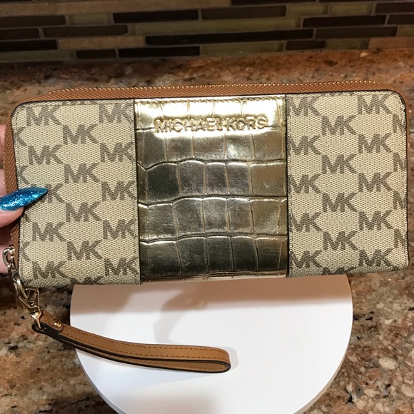 Michael Kors Gold Croc Embossed Signature Large Zip Around Wallet/Wristlet ๐ฅ - Picture 15 of 17